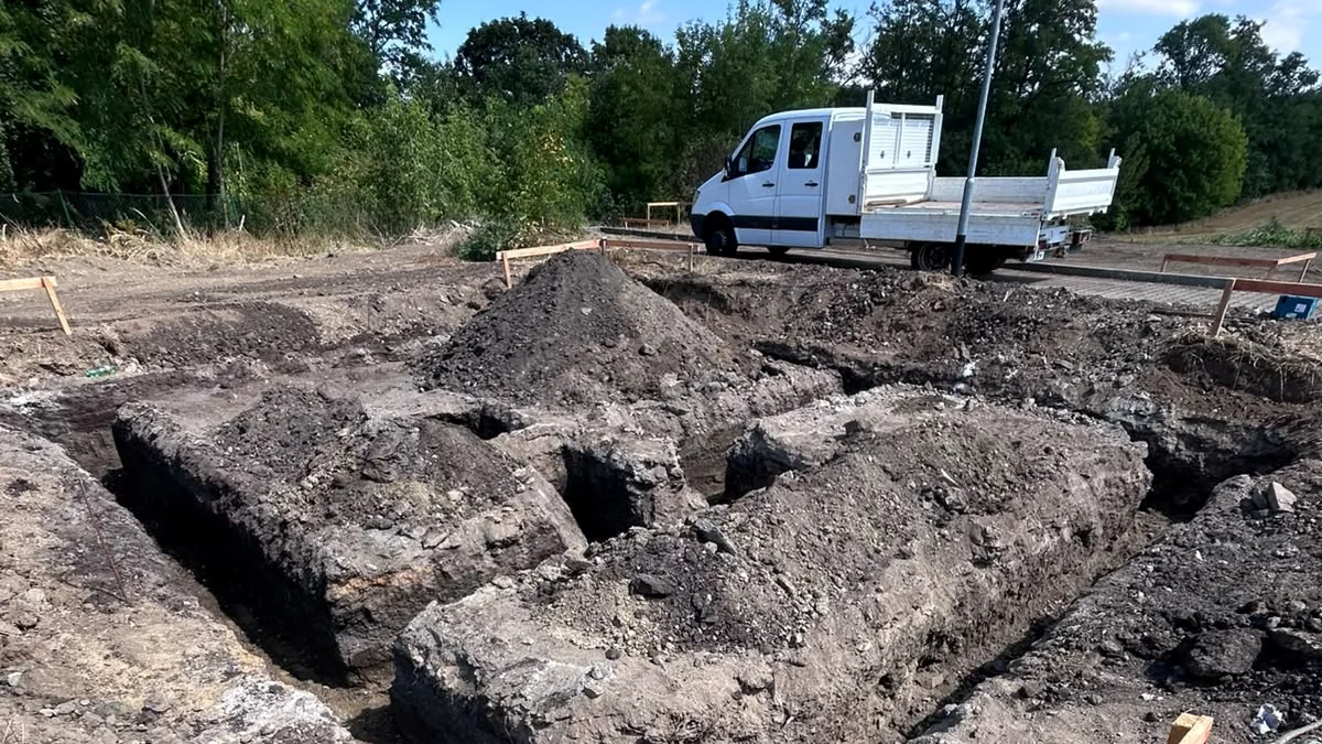 Výkopy základových pásů na Topolové, vytyčené stavebními lavičkami